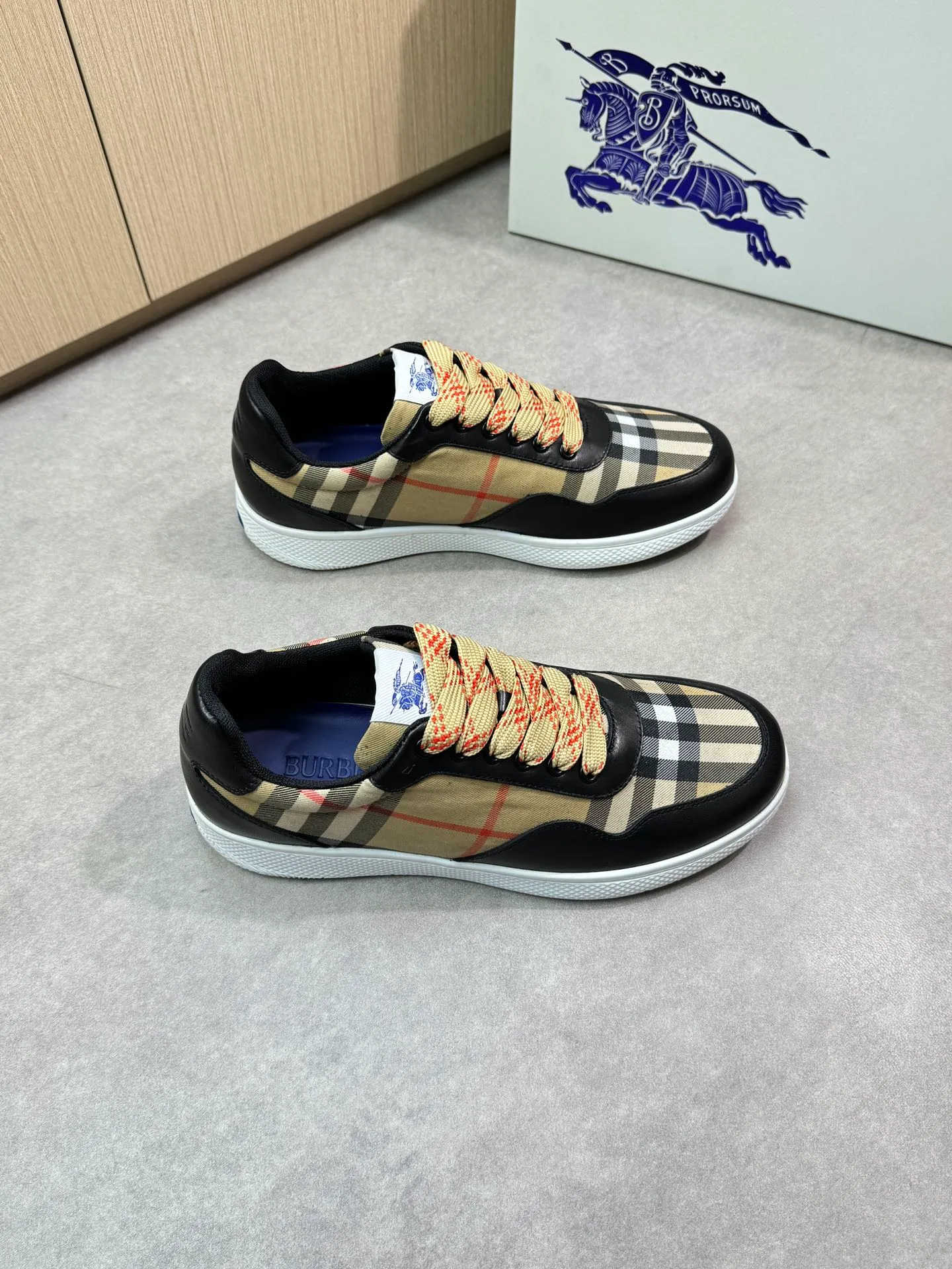 Men's shoes 💰P420💰[BURBERRY] Burberry - High-end quality original 🔍🔍🔍casual sports sneakers - Upper: imported 🔝 Napa calfskin, brand totem cloth, tongue brand cloth label - Lining: brand canvas, foot pad; water-dyed cowhide - Outsole: ultra-light TPR rubber; two-color molded outsole -Ultra-high quality control and fine workmanship: outstanding (high-end, extravagance, class) -Size: 38-44 (45 for men, can be customized)